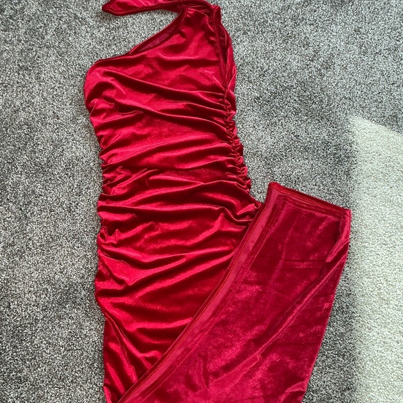 PrettyLittleThing Red Velvet Dress - Picture 3 of 4